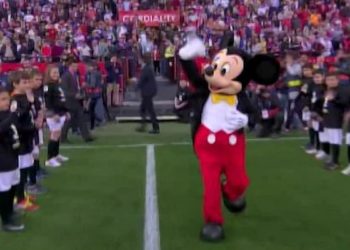 Polémica en Sevilla por la aparición de Mickey Mouse antes del partido ante el Barça