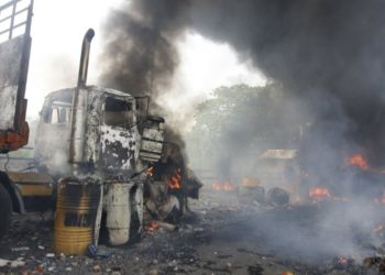 (VIDEO) Dos camiones con ayuda humanitaria son quemados en Venezuela