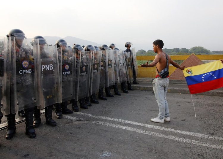 Fotos de un día que quedará en la historia: el drama de la frontera de Venezuela – Colombia por la ayuda humanitaria