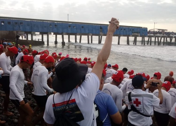 200 nadadores recorren 21 kilómetros mar adentro en la 55 edición de “El Paso del Hombre”