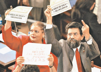 Fallece exdiputado que se hizo famoso por mostrar el dedo a expresidente Saca