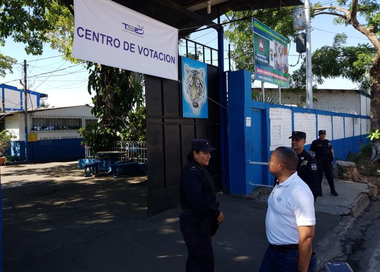 Ministro de Justicia verifica plan de seguridad en centros de votaciones de Usulután y La Paz