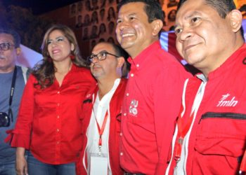 Hugo Martínez recorre centros de votación en San Salvador