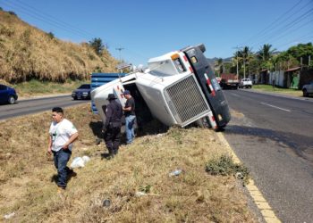 Vigilante privado resulta lesionado al volcar rastra en carretera hacia Santa Ana