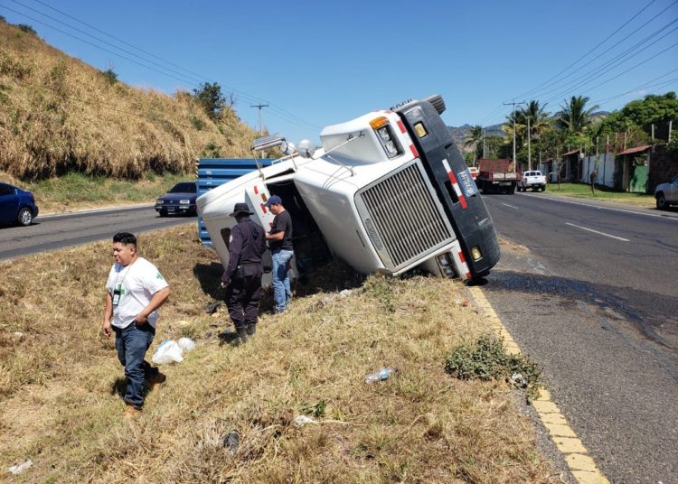 Vigilante privado resulta lesionado al volcar rastra en carretera hacia Santa Ana