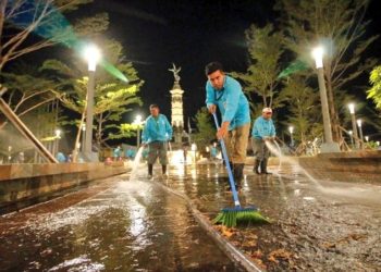 Alcaldía de San Salvador inicia programa de limpieza y lavado de plazas en el Centro Histórico