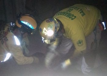 Socorristas rescatan a borracho que cae en precipicio de 150 metros