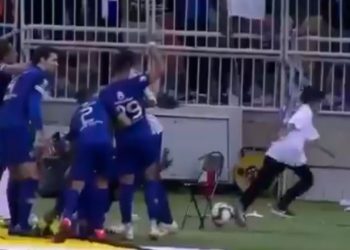 (VIDEO) Un niño recogepelotas escapa aterrorizado tras ver el festejo de un futbolista