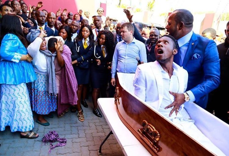 (VIDEO) Le llueven demandas y críticas al pastor cristiano que ‘resucitó’ a un hombre en Sudáfrica