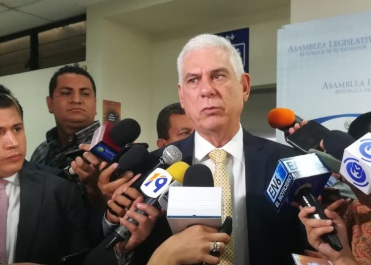 Parker: “Bukele debe mandar mensaje que va a entregar edificio de CEL al llegar a la Presidencia”