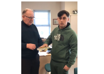 Destroza la casa rodante de su esposo al enterarse que le fue infiel, pero este jura ante una Biblia que no