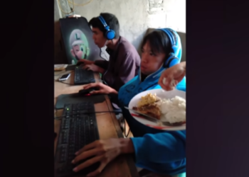 (VIDEO) Le da de comer en la boca a su hijo para que este no deje de jugar videojuegos