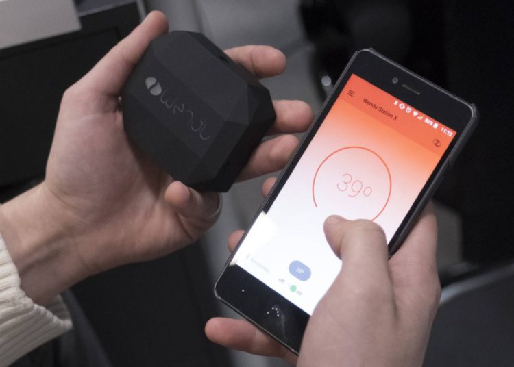 Un dispositivo para llevar bajo la ropa que genera frío y calor