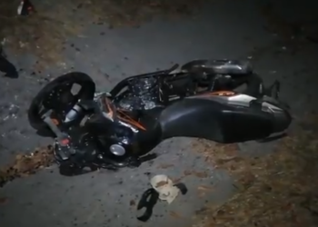 (VIDEO) Motociclistas ebrios se accidentan en la carretera de Oro