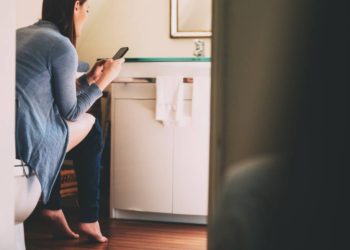 Teléfonos celulares tienen 18 veces más gérmenes que un servicio sanitario