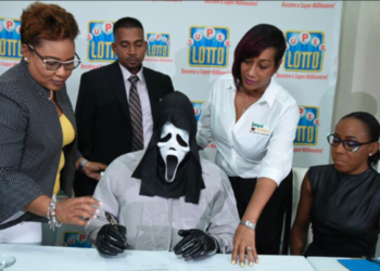 Gana 158 millones en la lotería y aparece con una máscara para que no le reconozcan su familia y amigos