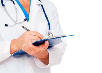Despiden a un médico mexicano por negar atención a una paciente en estado crítico porque estaba cenando
