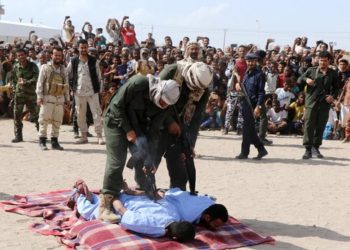 Ajustician en público de un tiro en la espalda a dos pedófilos en Yemen