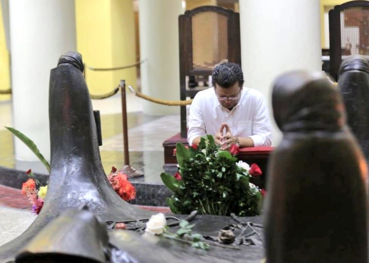 Hugo Martínez ora ante la tumba de San Romero antes de ir a emitir el voto