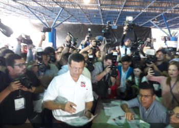 Hugo Martínez emite el voto en el C. E. Concha vda. de Escalón