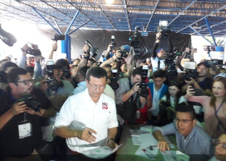Hugo Martínez emite el voto en el C. E. Concha vda. de Escalón