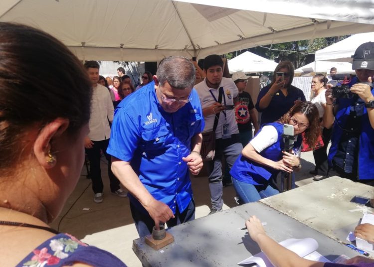 Josué Alvarado emite el voto: «Hago un llamado a los indecisos a que vengan a votar»