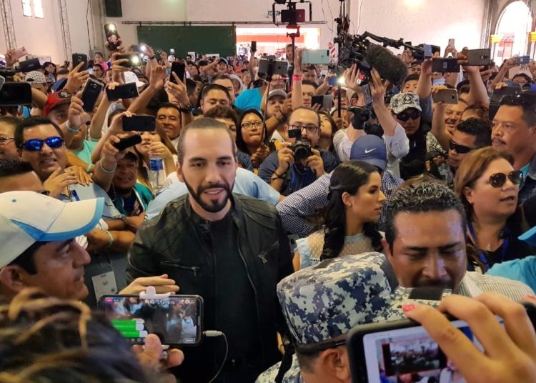 Nayib Bukele llega a CIFCO a ejercer el sufragio