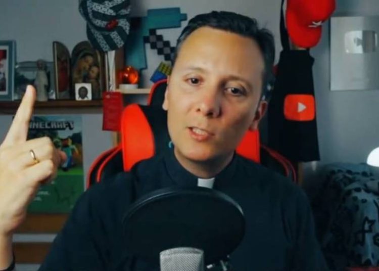 Curas ‘youtubers’, cepillos digitales y ‘apps’ para ligar y confesarse