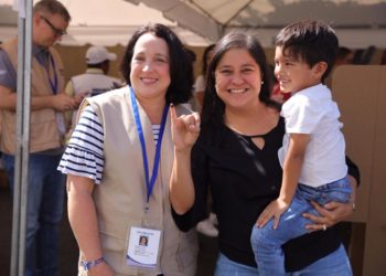 Embajadora Jean Manes visitó centros de votación