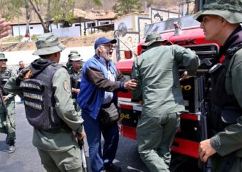 (VIDEO) Guardia Nacional venezolana ataca con gases lacrimógenos a caravana de diputados opositores