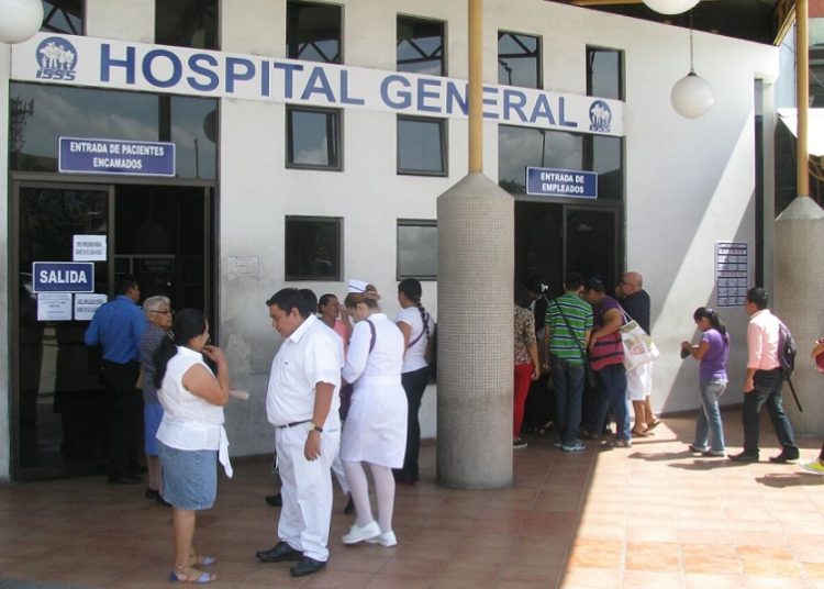ISSS elimina el cobro de $2.60 por tramitar constancias médicas