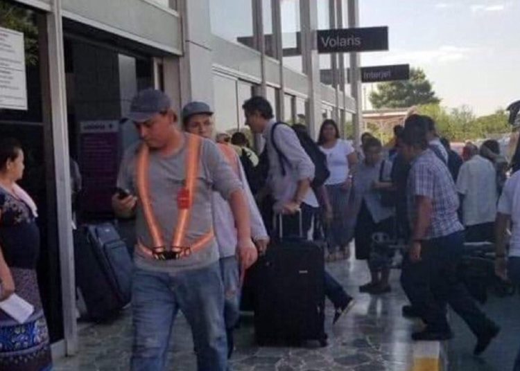 Circula foto de Carlos Calleja abandonando el país después de intensa campaña