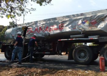 Conductor de pipa con combustible se duerme al volante y choca contra un árbol