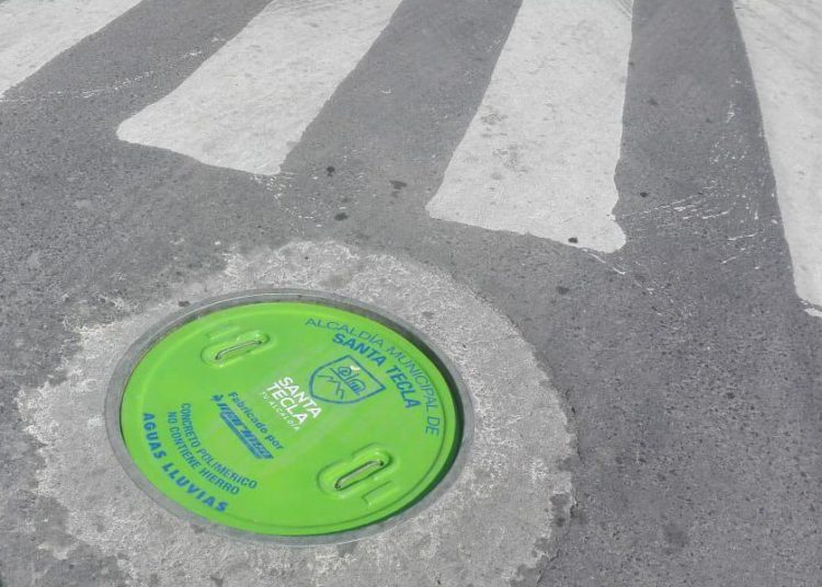 Alcaldía de Santa Tecla coloca tapaderas de tragantes sin hierro para evitar vandalismo