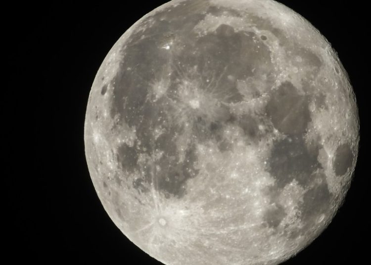 Rusia prevé enviar misión tripulada a la Luna en 2031