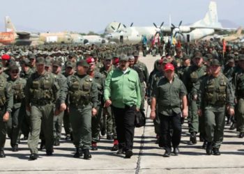 EE.UU. asegura que la cúpula militar chavista «está negociando con la oposición» la salida de Nicolás Maduro