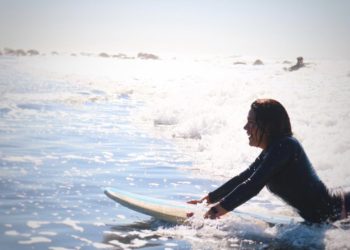 (FOTOS) Diputada Mayteé Iraheta toma clases de surf en playa San Blas