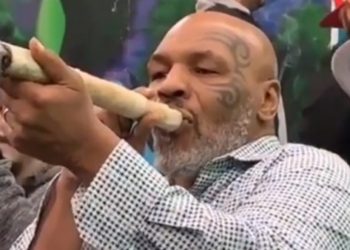 Mike Tyson se fumó un cigarrillo gigante de marihuana