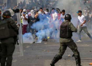 Militares venezolanos dispersan con gases a manifestantes en puente fronterizo con Colombia