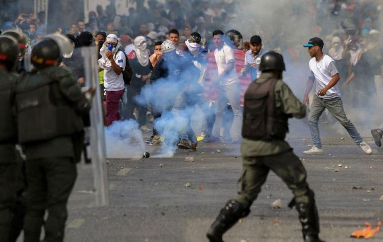 Militares venezolanos dispersan con gases a manifestantes en puente fronterizo con Colombia