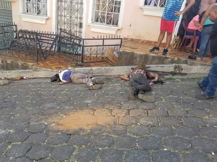 (VIDEO) Vehículo sin conductor atropella y mata a dos ancianos en Santiago de María