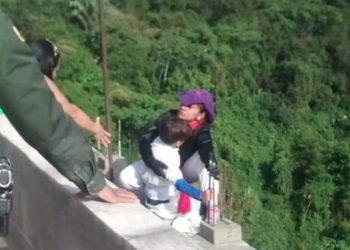 (VIDEO) Una madre, ahogada por las deudas, se lanza desde un puente con su hijo