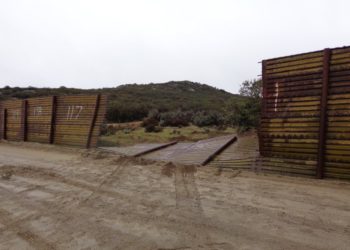 Traficante de personas estrella su camioenta en muro fronterizo México-EEUU