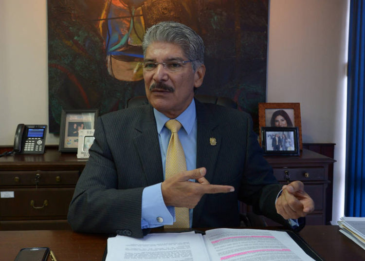 Norman Quijano explica a Bukele por qué no se puede reorientan los fondos para las escuelas