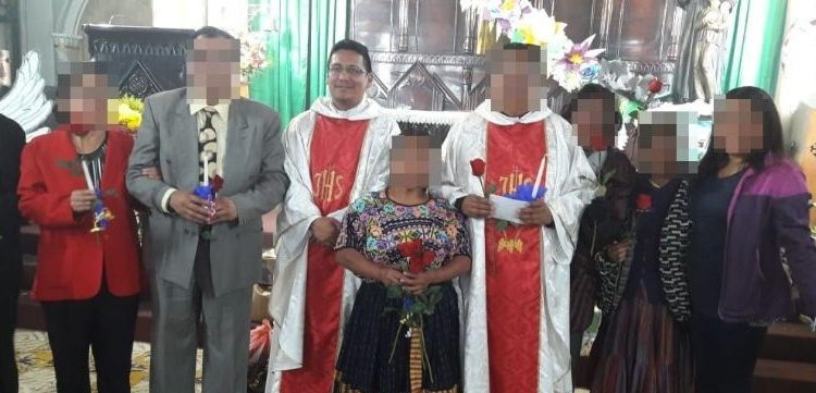 Cura señalado de delitos sexuales en Santa Ana es captado ejerciendo en Guatemala