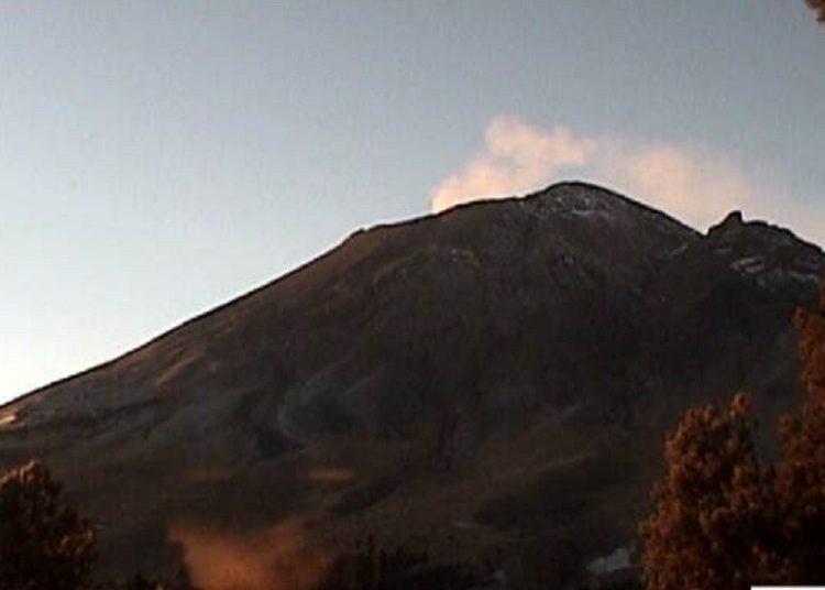 Entra en intensa actividad el volcán Popocatépetl durante la madrugada