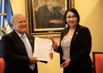 CCR entrega guía de traspaso de mando a Sánchez Cerén