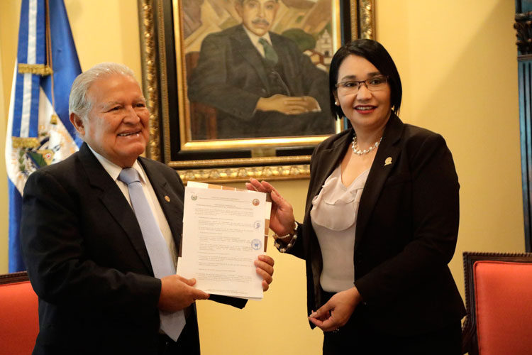 CCR entrega guía de traspaso de mando a Sánchez Cerén