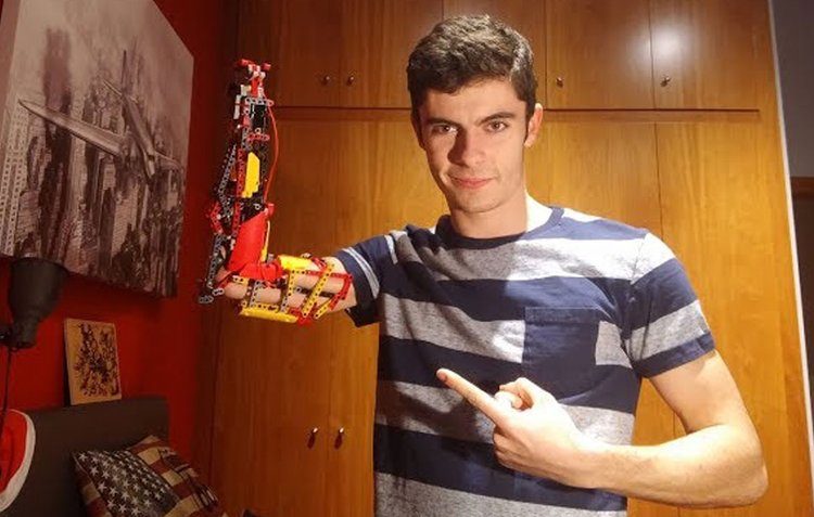 La prótesis que nació gracias a las piezas de un helicóptero de Lego