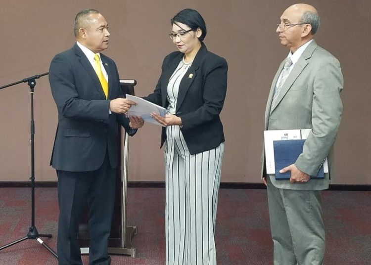 Ramírez Landaverde da explicaciones por brazaletes y pide auditoría a la CCR